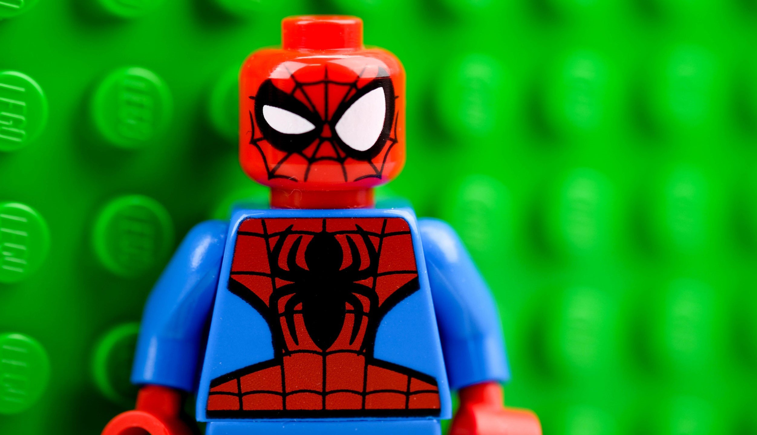 Een plaatje van een LEGO Spiderman, die geïnteresseerd is in gewichtsverlies.