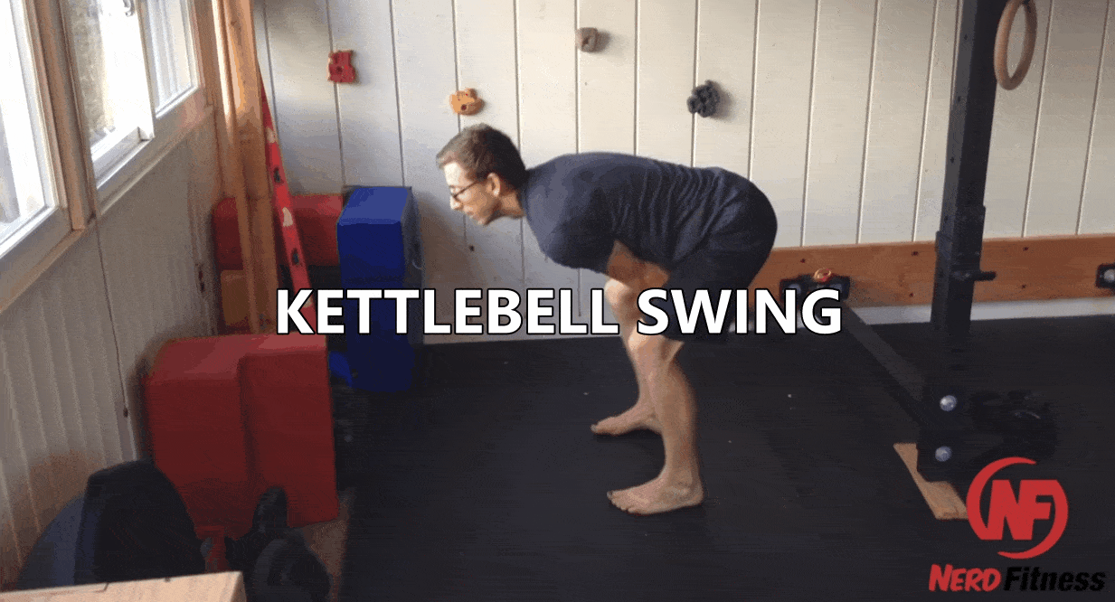 El entrenador Matt mostrando cómo hacer el swing con kettlebell.