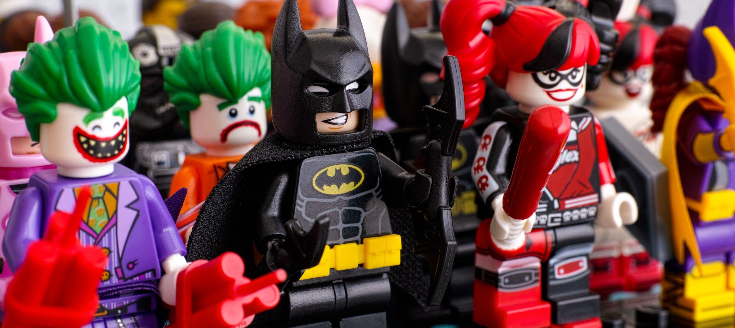 Lego-Minifiguren stehen in Reihen. In der ersten Reihe - Batman, The Jo